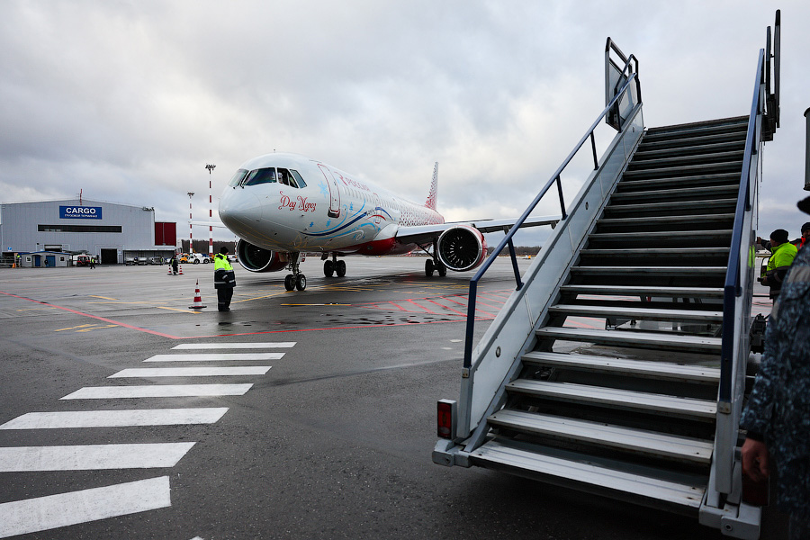 На импортозамещенных крыльях: в Калининград прилетели Дед Мороз и Снегурочка (фото)