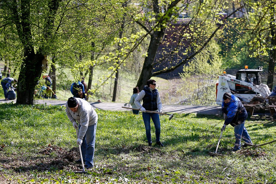 С метлой в руках: в парке Победы прошёл общегородской субботник