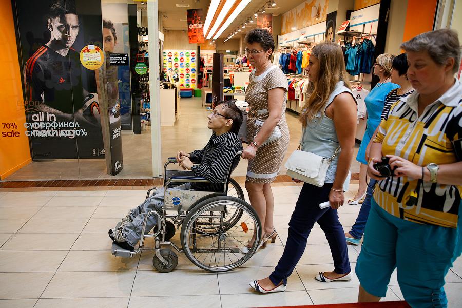 «Почти доступно»: как инвалиды и экспертная комиссия посетили  ТРЦ «Европа»