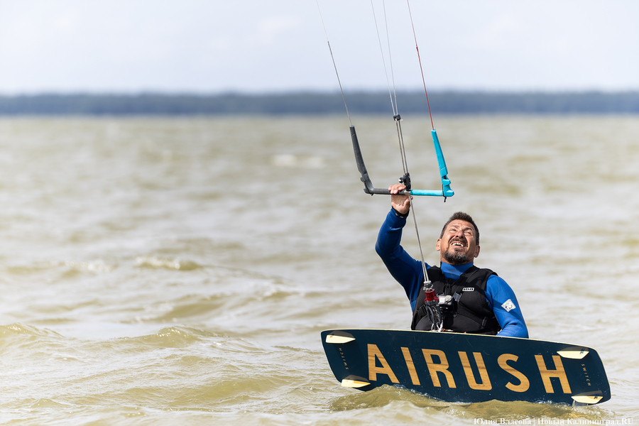 По воде против ветра: на Куршском заливе соревновались под кайтом и с крылом (фото)
