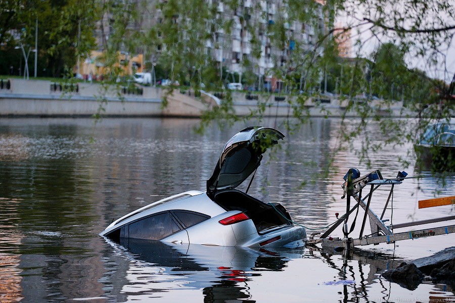 Перепутал педали: как доставали утонувшую «Инфинити»