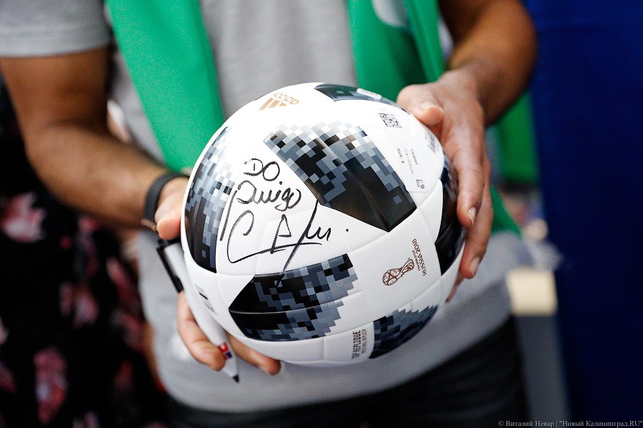 Шапка-ушанка в подарок и селфи с Забивакой: бразилец Кафу прилетел в Калининград