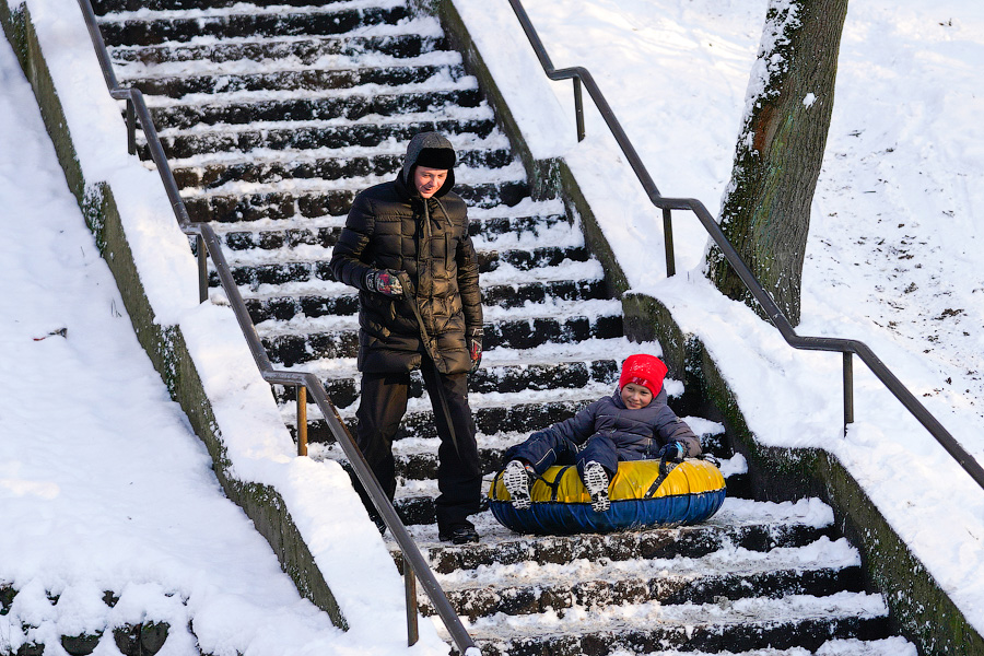 Скользя по утреннему снегу: калининградцы устроили катания с горки в Центральном парке (фото)