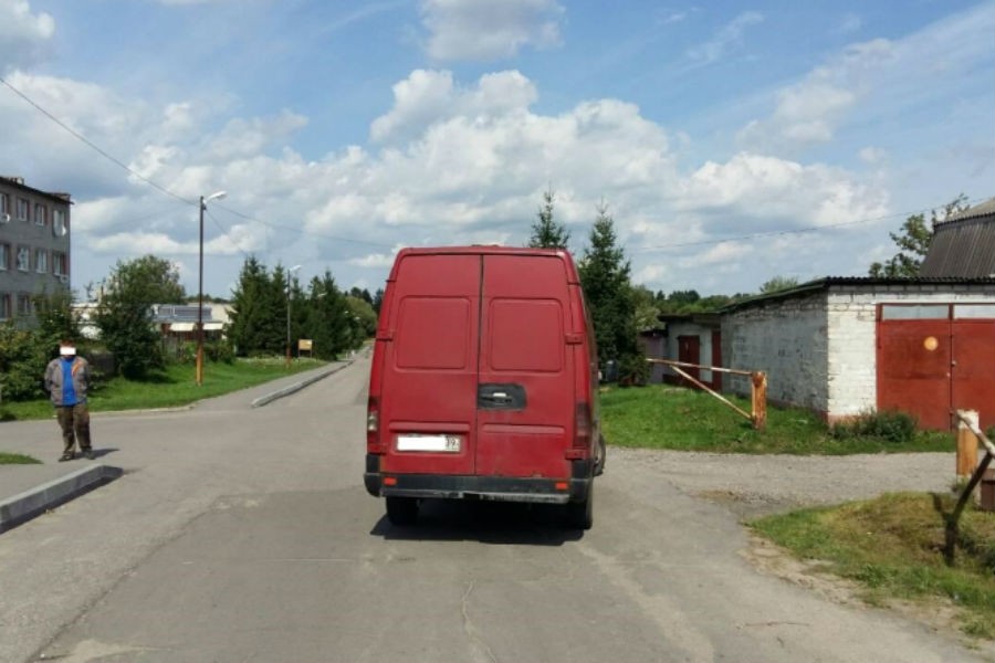 Под Багратионовском водитель микроавтобуса сбил пенсионера, сдавая назад