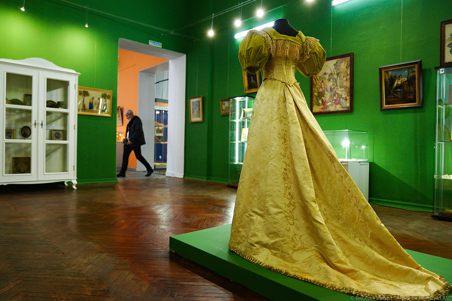 Тонкие материи и тюремная соломка: в Музее искусств открывается выставка Александра Васильева