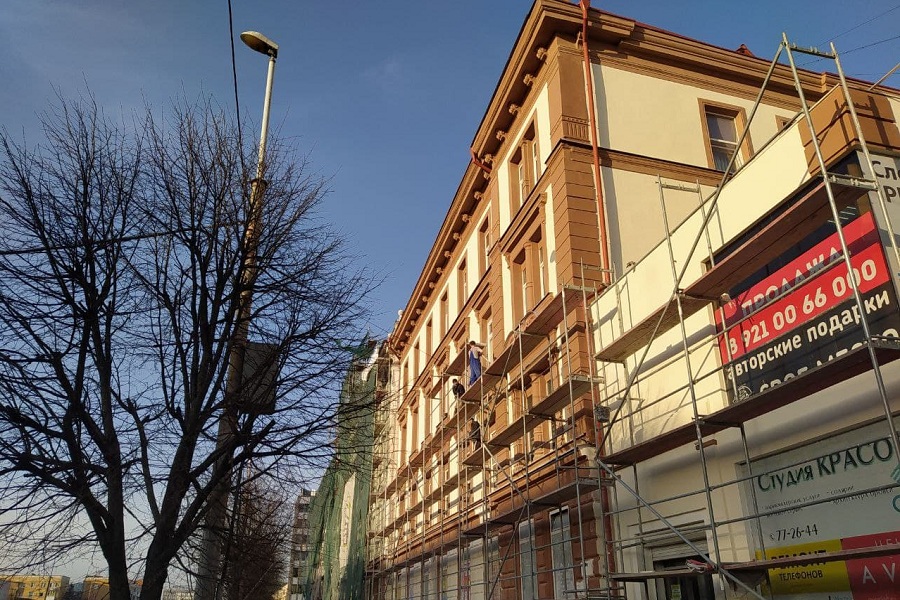 С исторического здания в Калининграде демонтируют скульптурную композицию