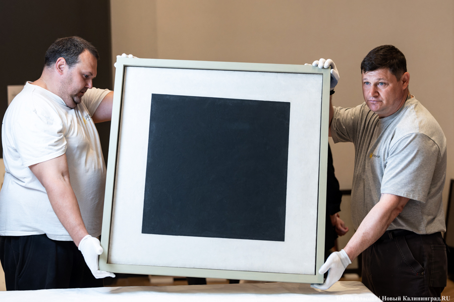 В Калининград прибыл «Чёрный квадрат»: как прошла распаковка картины Малевича (фото)