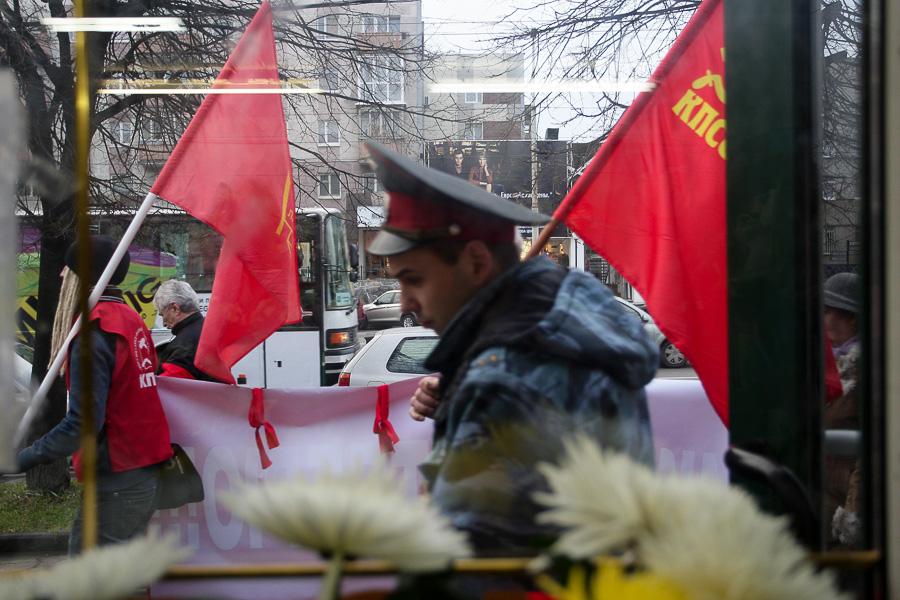 Цветы для Ленина: в Калининграде отметили годовщину Октябрьской революции