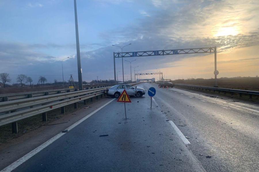 На Черняховской трассе «Мерседес» врезался в «Сеат» из-за гололеда (фото)