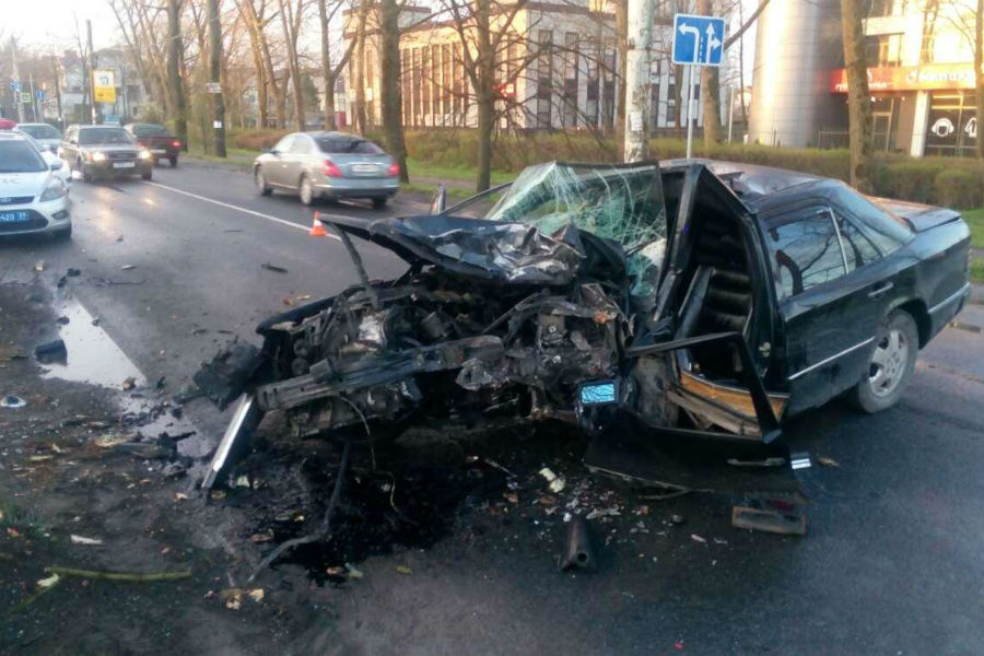 На Советском проспекте «Мерседес» влетел в дерево, водитель в больнице (фото)