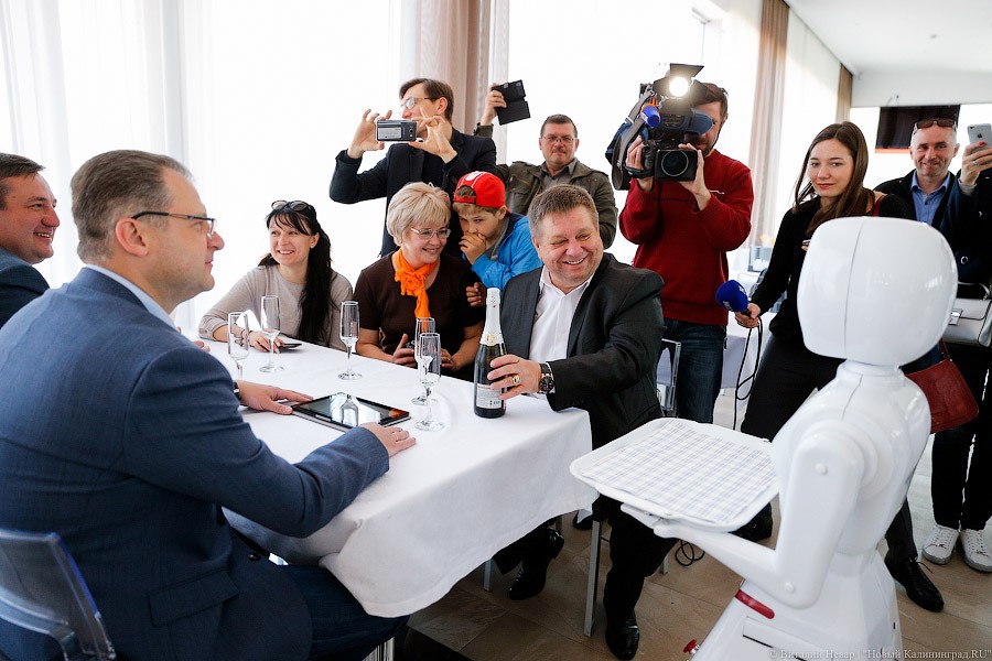 13 мая: Робот Ксюша обслуживает клиентов в чебуречной в Талпаках