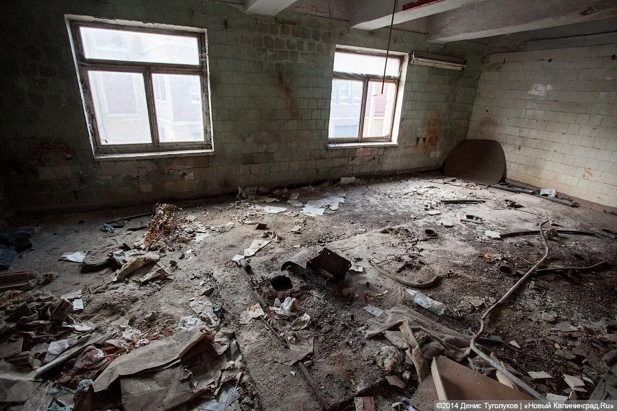 Из стекла и бетона: в Советске вековое здание сносят для строительства торгового комплекса