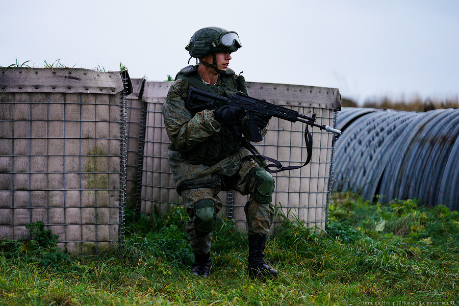 В условиях, приближенных к боевым: тренировка морпехов на психологической полосе препятствий