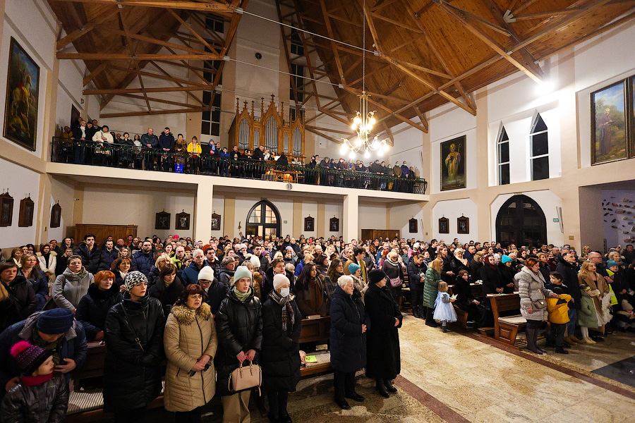 «Тихий крошечный Христос»: калининградские католики встретили Рождество (фото)