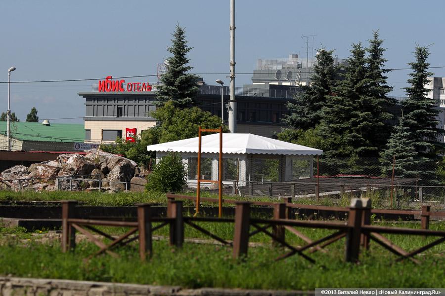 Позабыто, позаброшено: что скрывается за забором «Сердца города» у Дома Советов