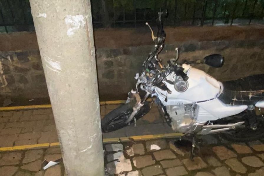 В Калининграде мотоциклист без прав врезался в столб (фото)