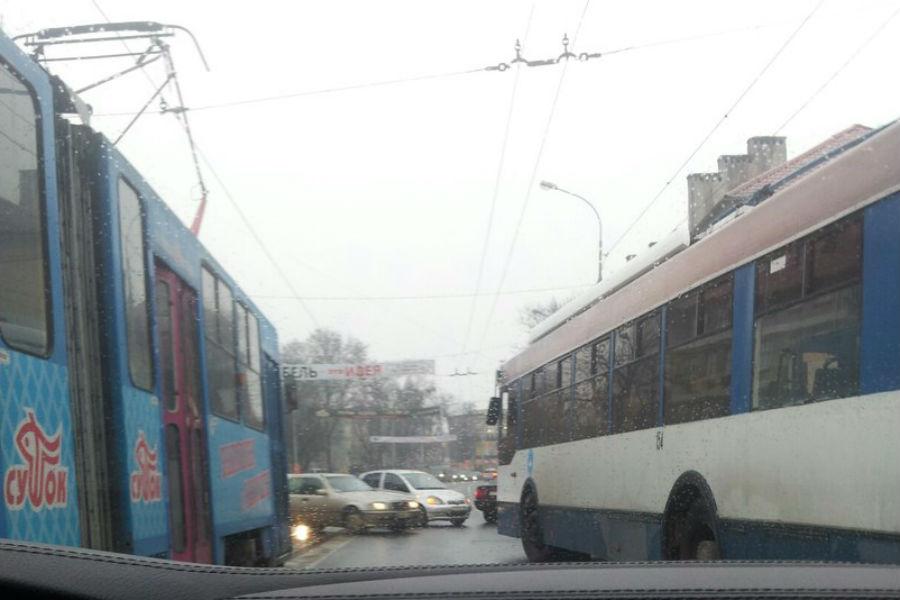 Из-за ДТП на Советском проспекте встали трамваи (фото)
