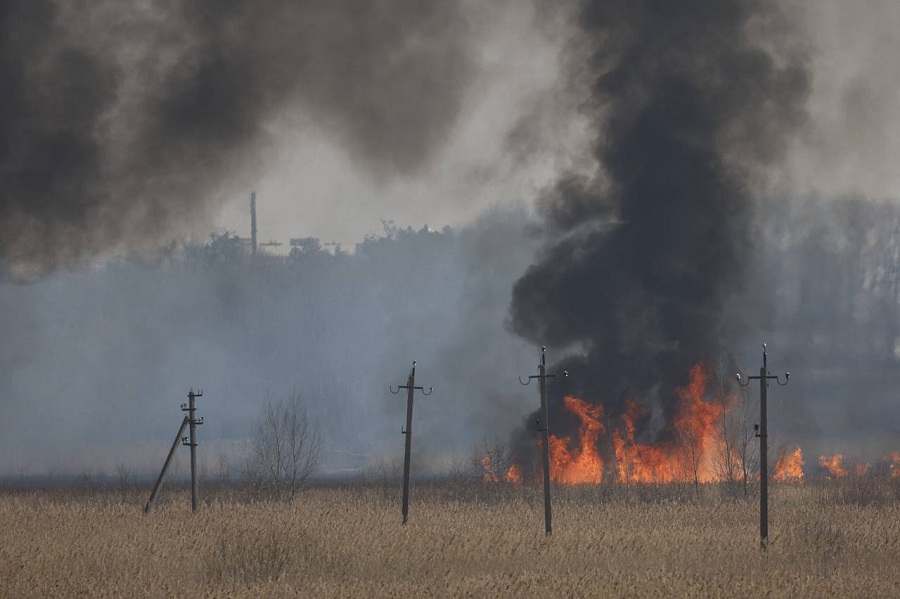 «Тушение затруднено сложностью подхода»: в МЧС прокомментировали пожар на Острове (фото)