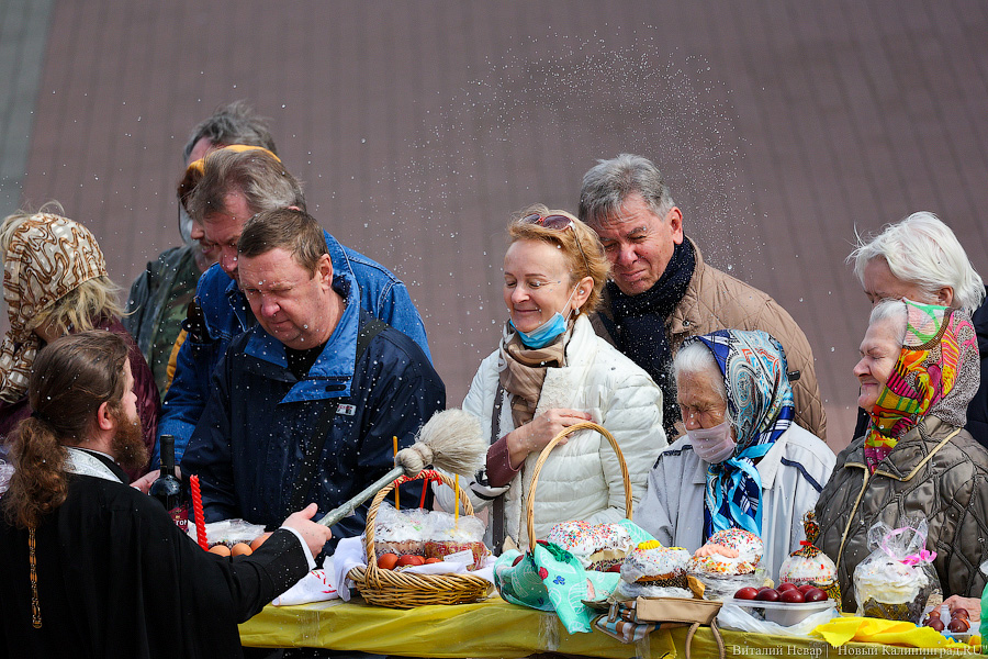 В брызгах святой воды: освящение пасхального угощения в соборе Христа Спасителя (фото)