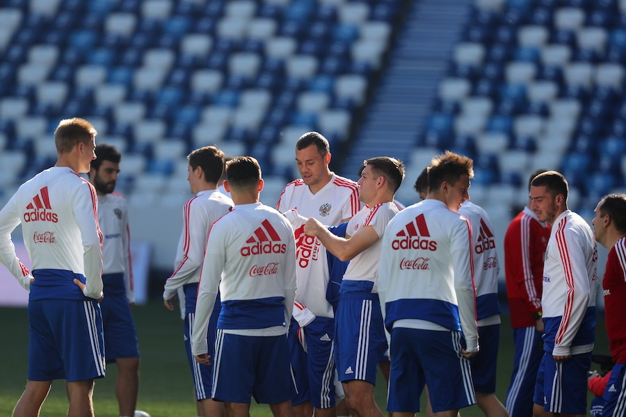 На поле все, кроме Дзагоева: тренировка сборной России в Калининграде (фото)