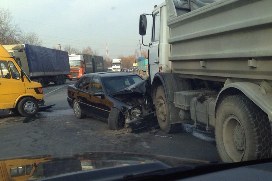 На Большой Окружной грузовик смял легковушку (фото)