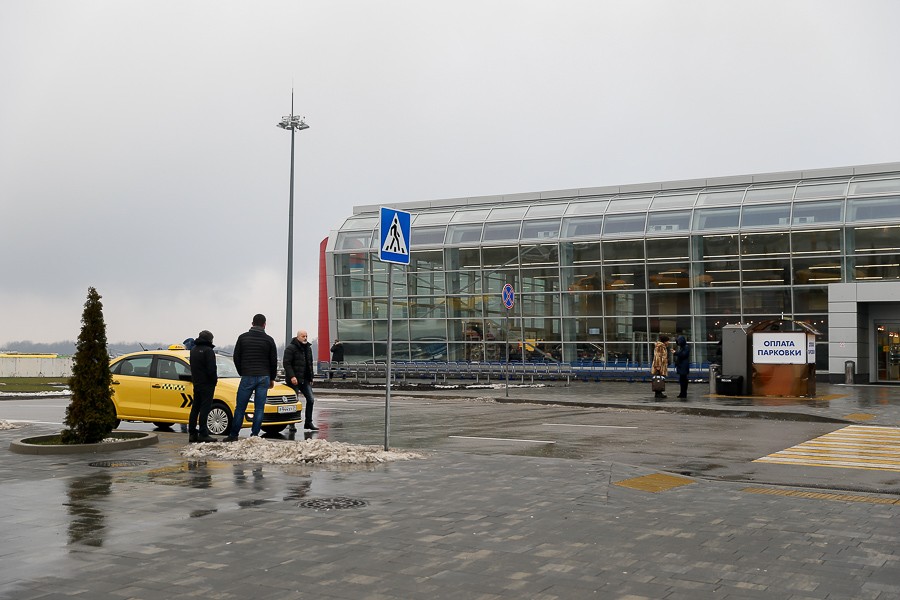 «Очереди кругом»: в «Храброво» сотни пассажиров не могут улететь из-за тумана