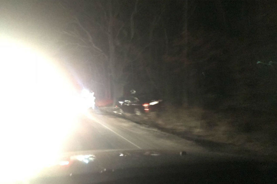 Под Взморьем машина врезалась в дерево и вылетела в кювет, есть пострадавшие (фото)