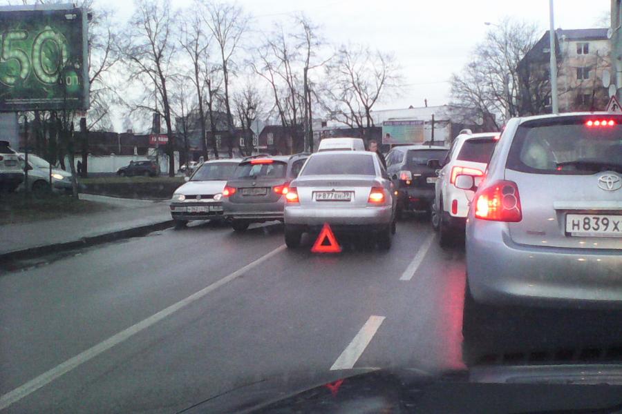На ул. Сибирякова образовалась пробка из-за аварии (фото)