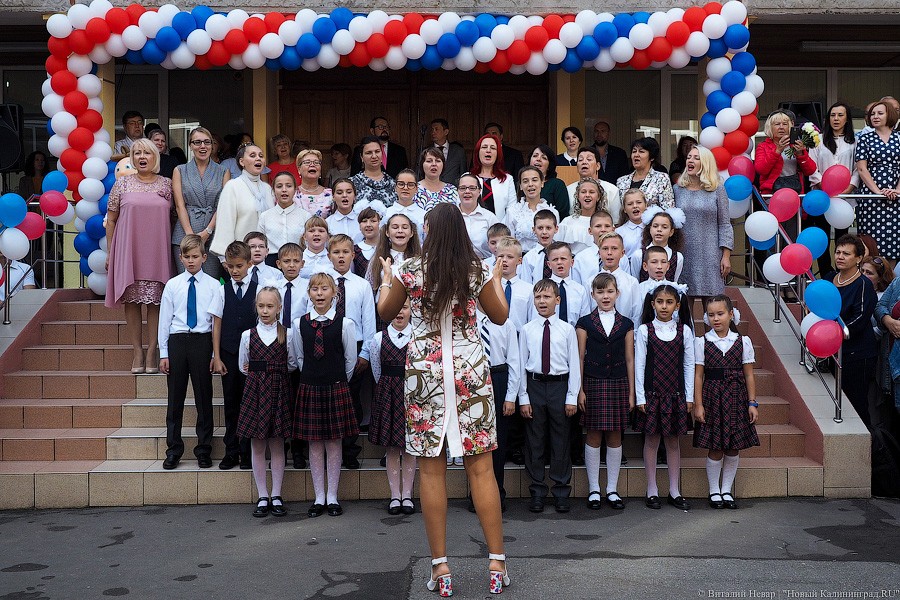 Банты, цветы, печальные дети: 1 сентября в Калининграде (фото)