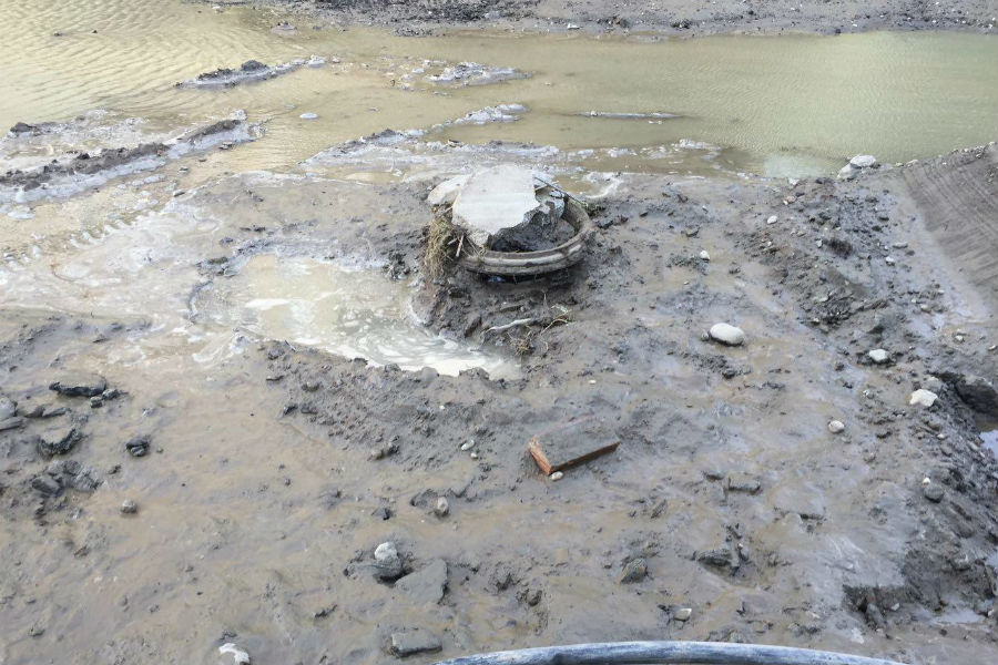 Остров невезения: строители опять устроили на Октябрьском потоп (фото)