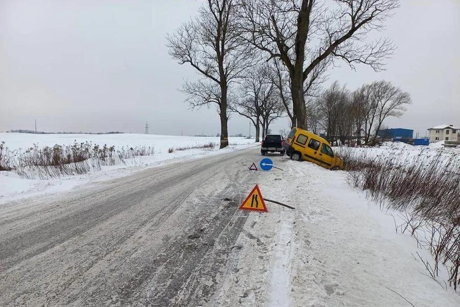 Под Гурьевском водитель превысил скорость на скользкой дороге и врезался в дерево (фото)