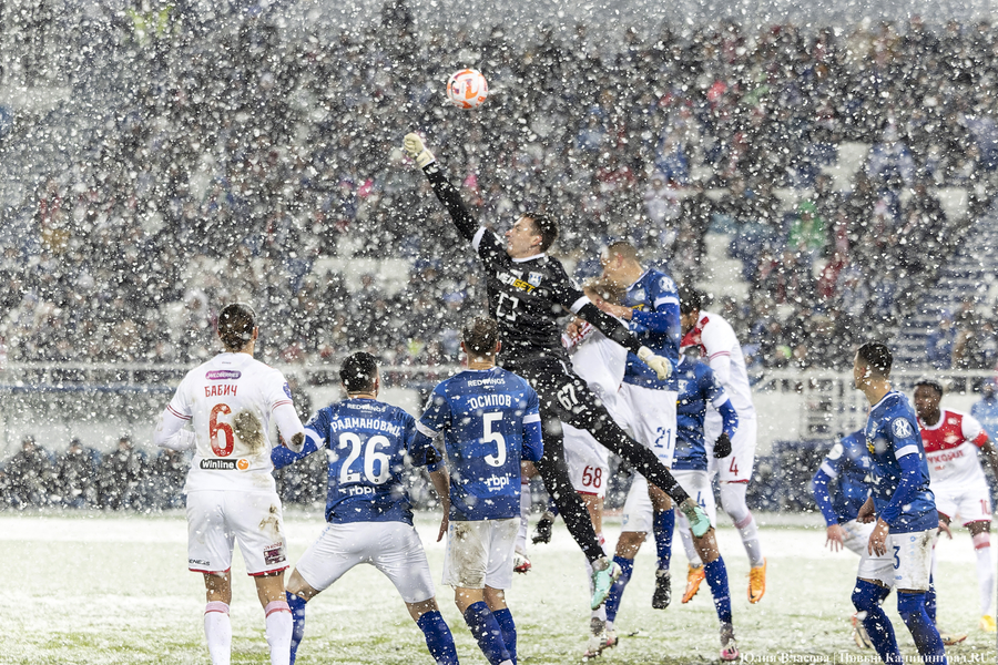 «Не футбол, а регби»: снежный матч «Балтика» — «Спартак» в фотографиях