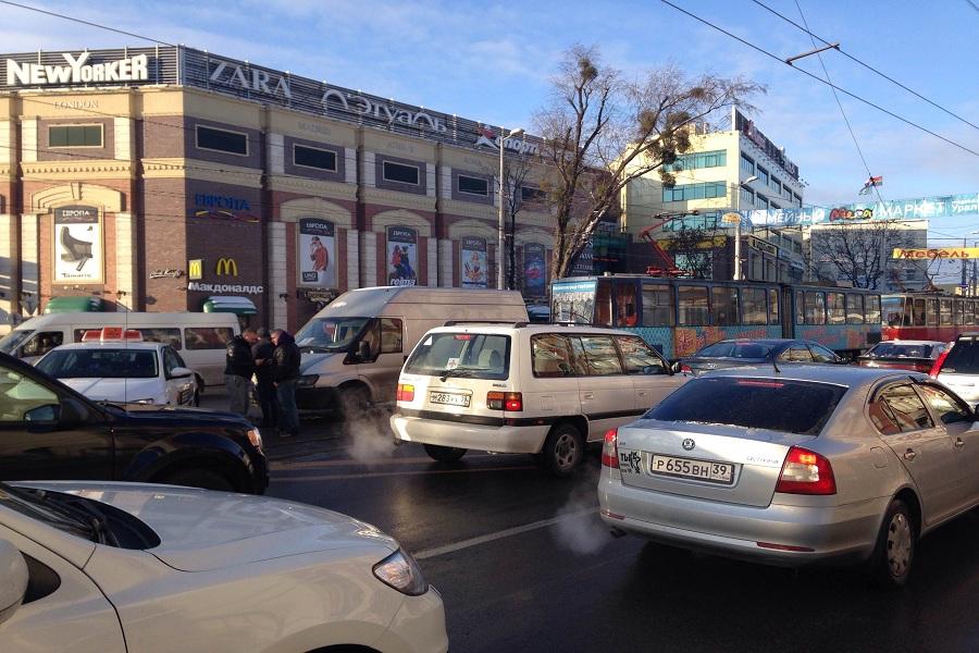 В центре Калининграда микроавтобус врезался в такси, образовалась пробка (фото)