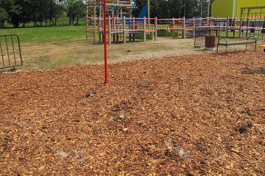 Жители Гусева: около ФОКа власти разобрали новую детскую площадку (фото)