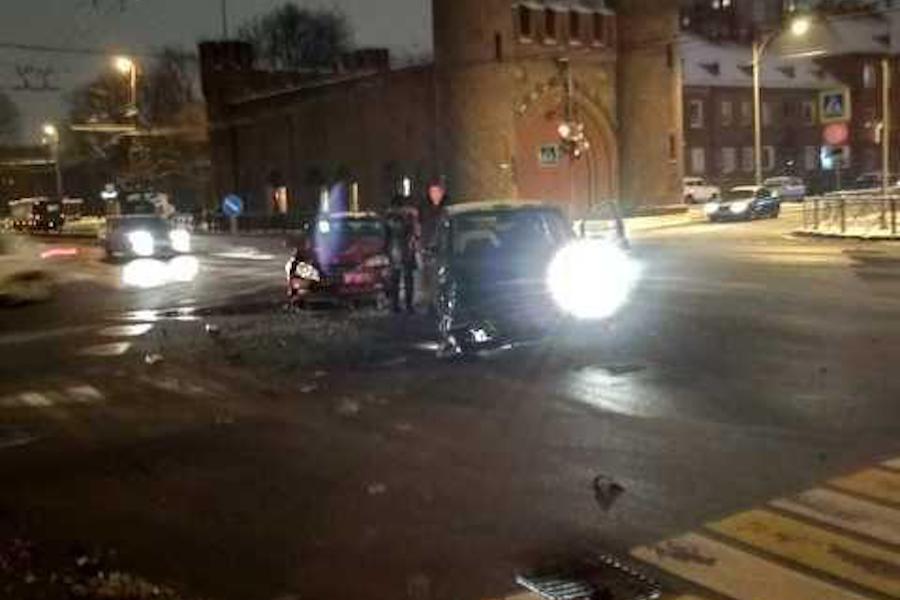 Напротив Закхаймских ворот произошла авария, машины сильно повреждены (фото)