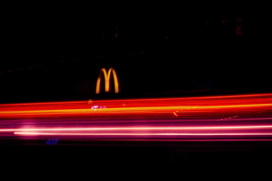 Сотрудникам «Макдоналдс» хотят запретить флиртовать и посещать бары