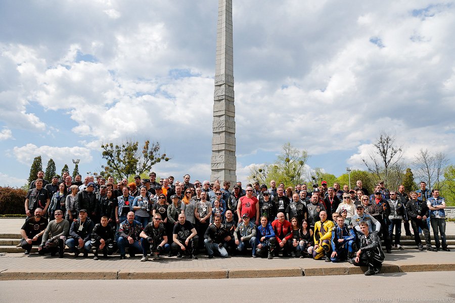 Своими силами: под Калининградом открыли мемориал воинам-мотоциклистам (фото)