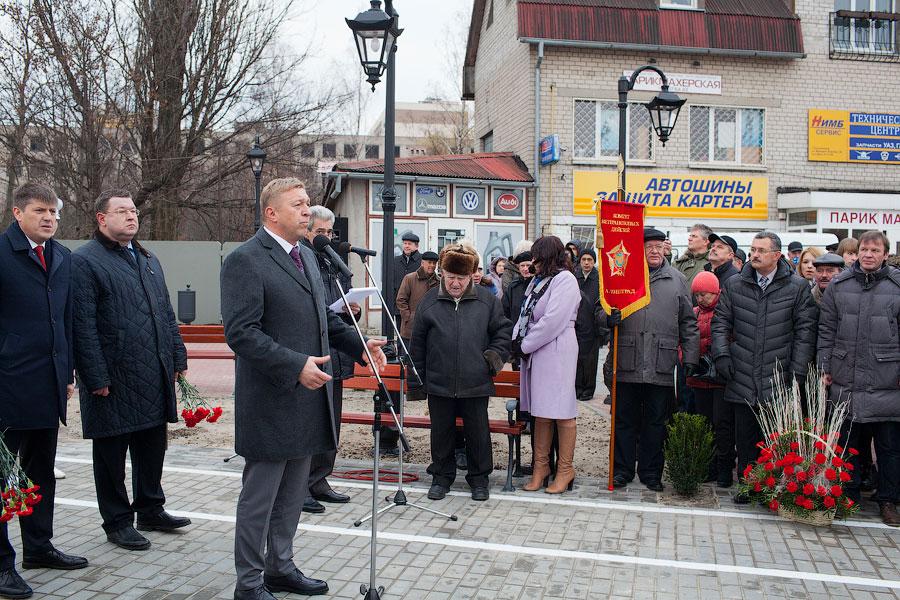 На ветру: как прошло торжественное открытие наполовину готового сквера