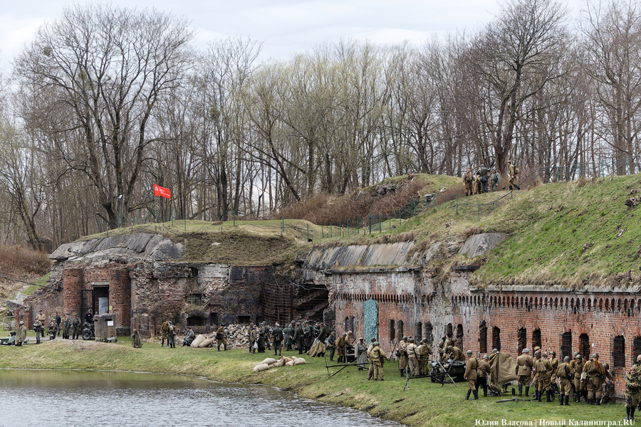 Двойной штурм: фоторепортаж с реконструкции взятия форта № 5 (фото)