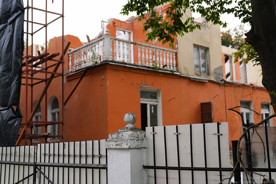 Разрушительный ремонт: в Зеленоградске сносят отель «Королева Луиза» (фото)