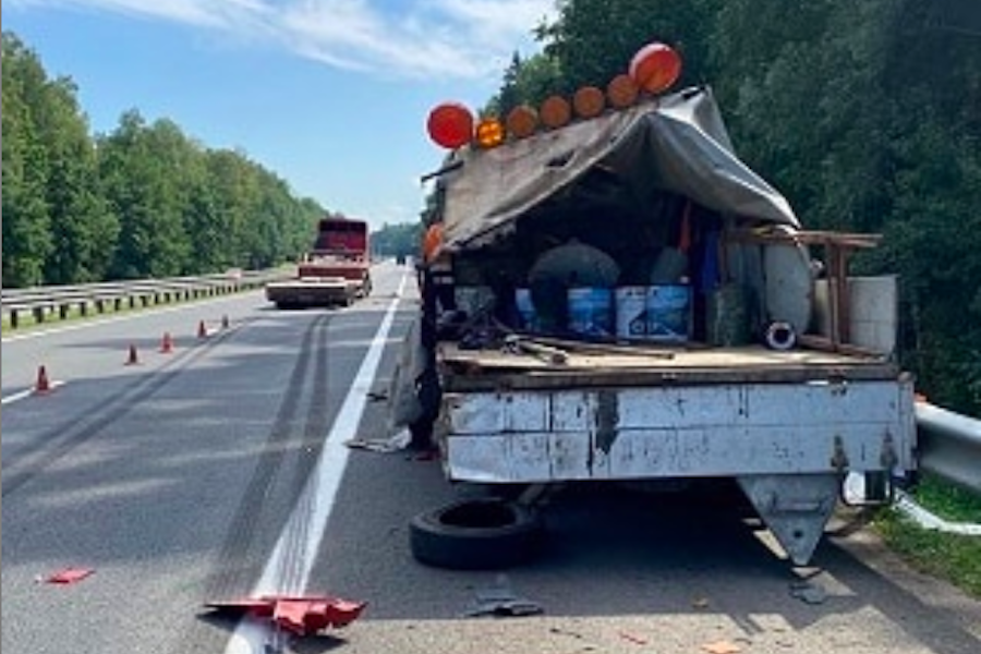 На черняховской трассе большегруз врезался в строительный грузовик (фото)