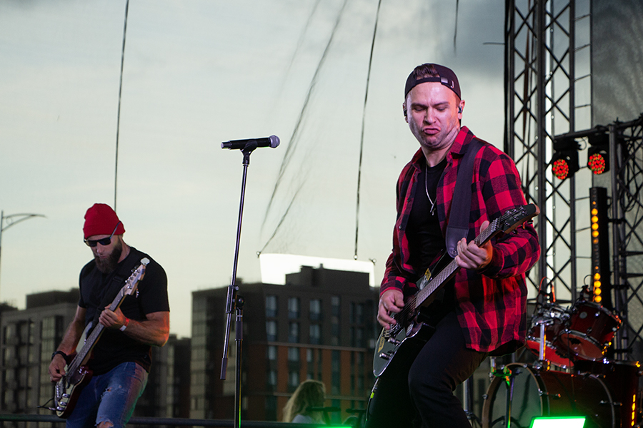 Марафон мировых хитов: в Калининграде прошёл рок-фестиваль с трибьют-шоу (фото)