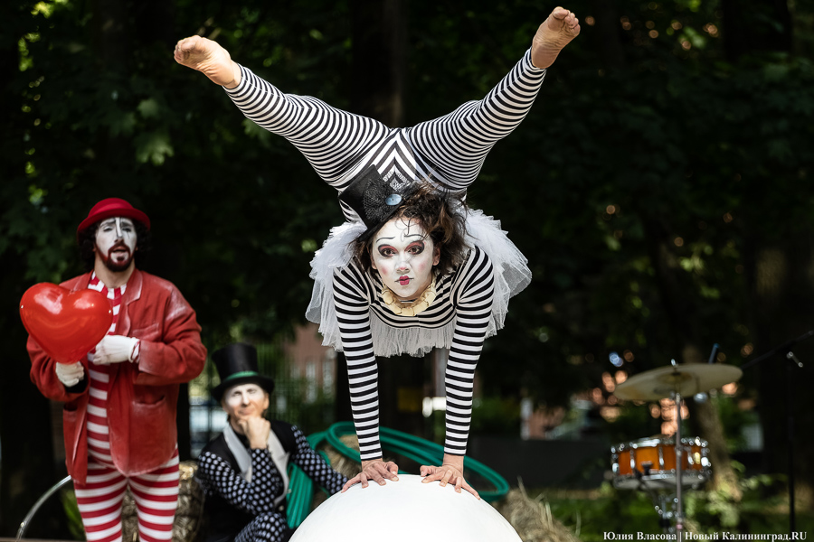 Это просто цирк какой-то: фестиваль «Башня» запустил уличную программу на «Балтике» (фото)