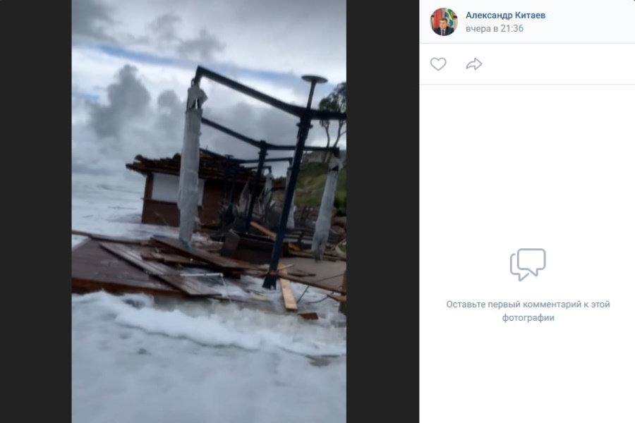 В Зеленоградске во время шторма «Бернадетт» в море смыло несколько кафе (фото)