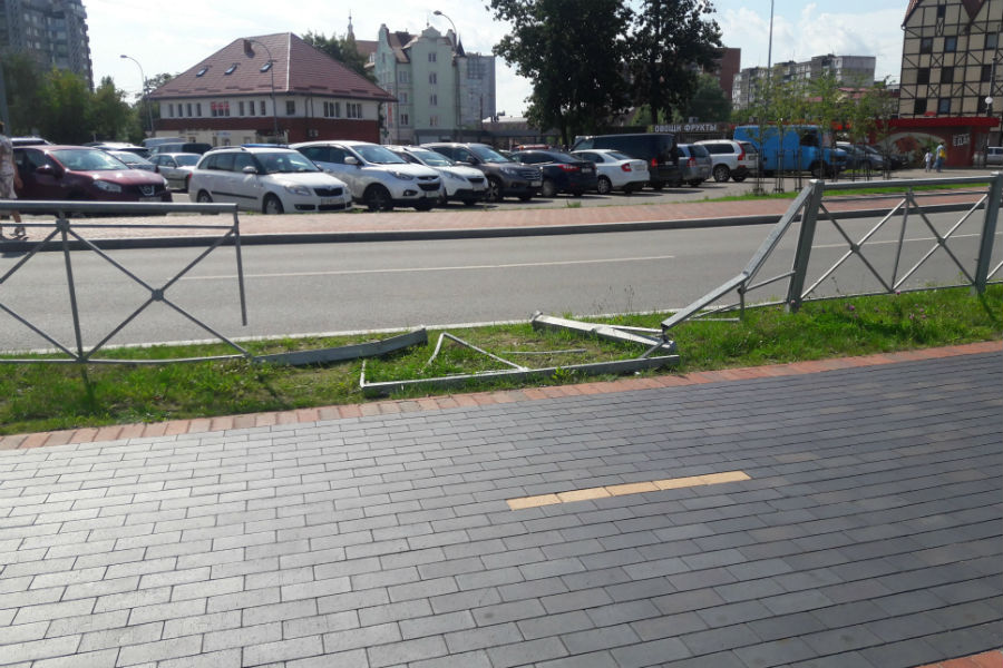 Очевидцы: на Острове автомобиль снес забор, груда металла лежит уже месяц (фото)