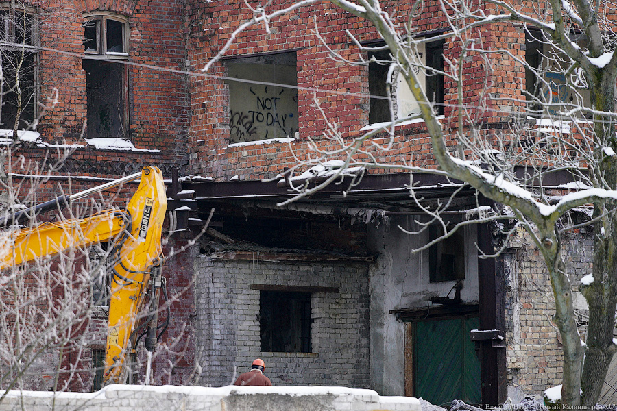 «Система» рухнула: на Нижнем озере ликвидируют строения аварийного завода (дополнено) (фото)