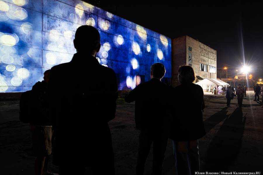 Индустриальные смыслы «Смены»: как прошёл фестиваль света в Кузнечном цехе (фото)