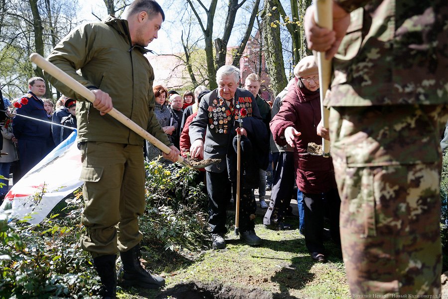 Память героям: в Калининграде перезахоронили найденных поисковиками воинов