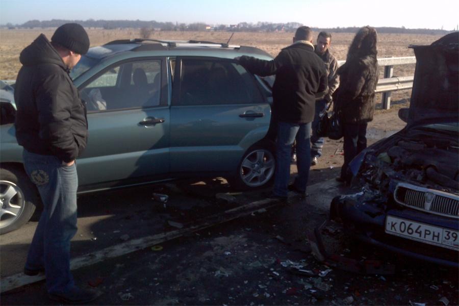 Часть Приморского кольца закрыта из-за поджога травы и крупного ДТП (+фото)