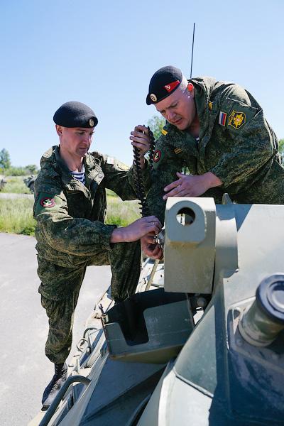 «Вальс бронетранспортёров»: в Хмелевке прошло военно-морское дерби 